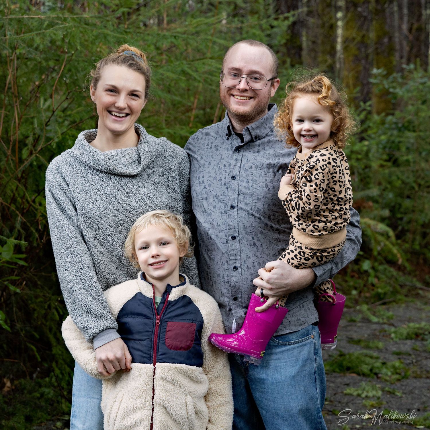 Family group photos in wooded setting wearing coordinated grey and leopard print outfits.