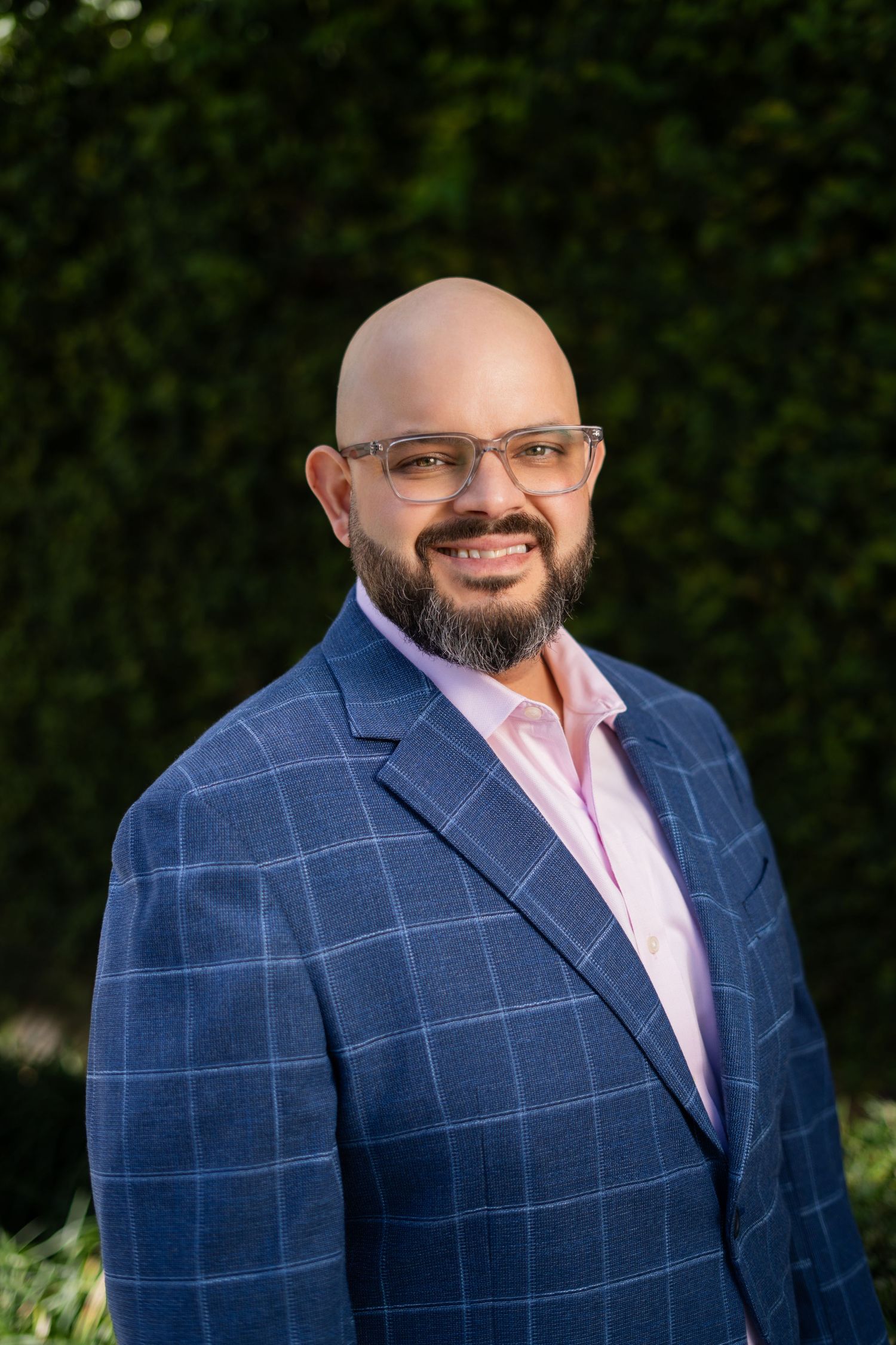 Orlando on-location headshot photographer Ray Alvarez — professional male executive headshot with outdoor greenery background