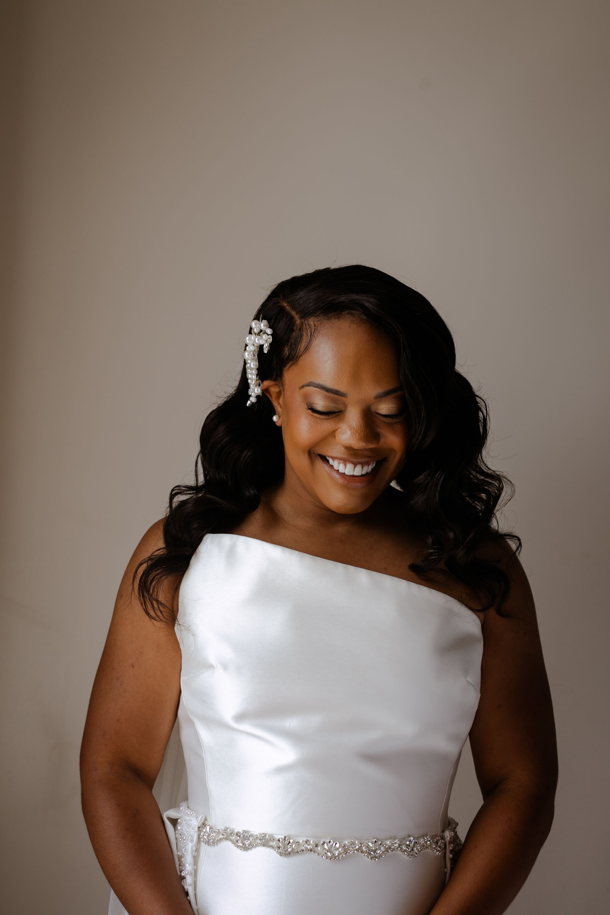 Bride laughing. Photography by Samantha Bateman.