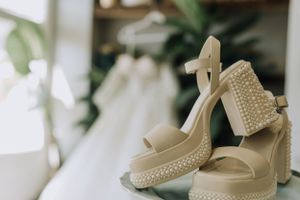 Bridal shoes. Wedding photography by Samantha Bateman.