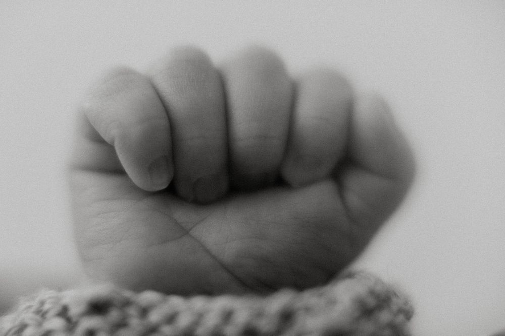 Lähikuva vauvan sormista newbornkuvauksessa Tampereella.