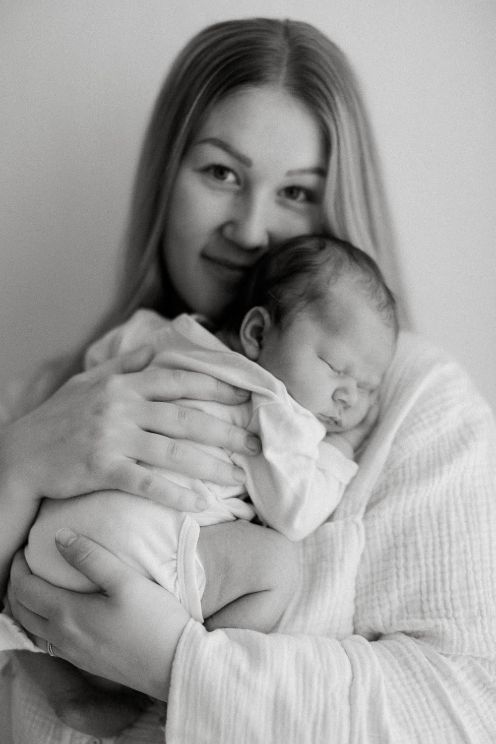 Newbornkuvaus Tampere ja koko Suomi, turvallinen vauvakuvaus.