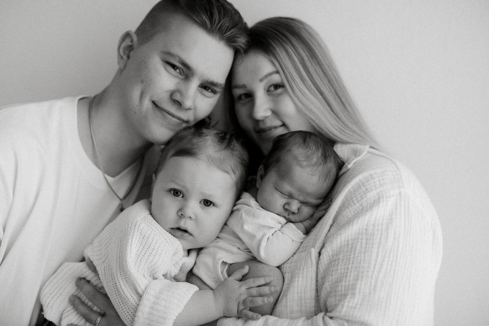 Koko perhe lähikuvassa newbornkuvauksessa Tampereella.