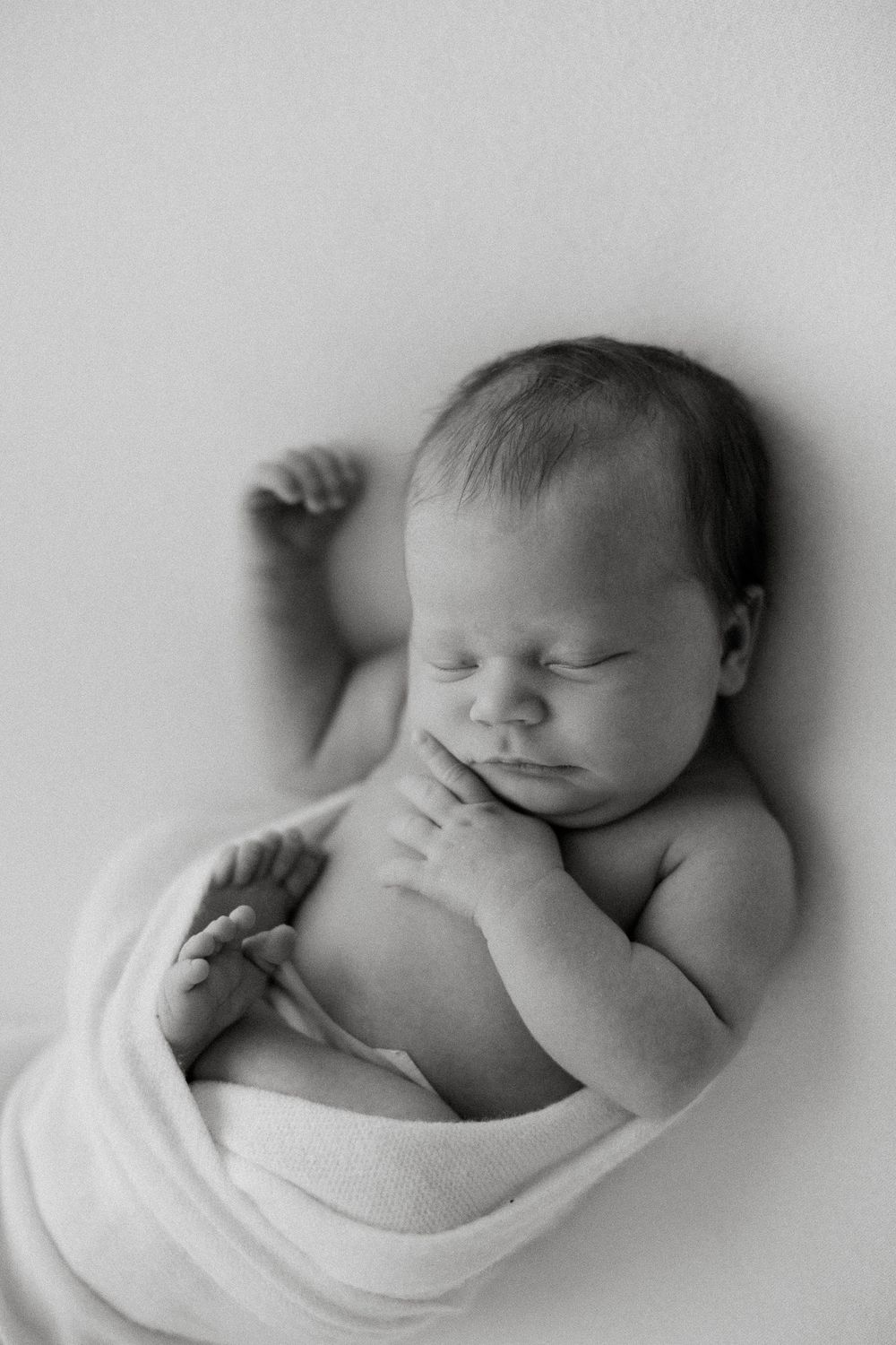 Newbornkuvaus Tampere, vauva turvallisessa kuvauksessa valokuvaaja Ansku Laurilan kanssa.