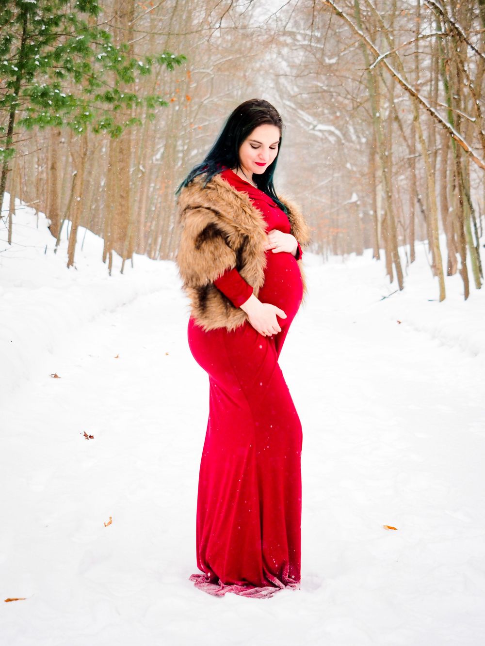 maternity photo in winter snow
