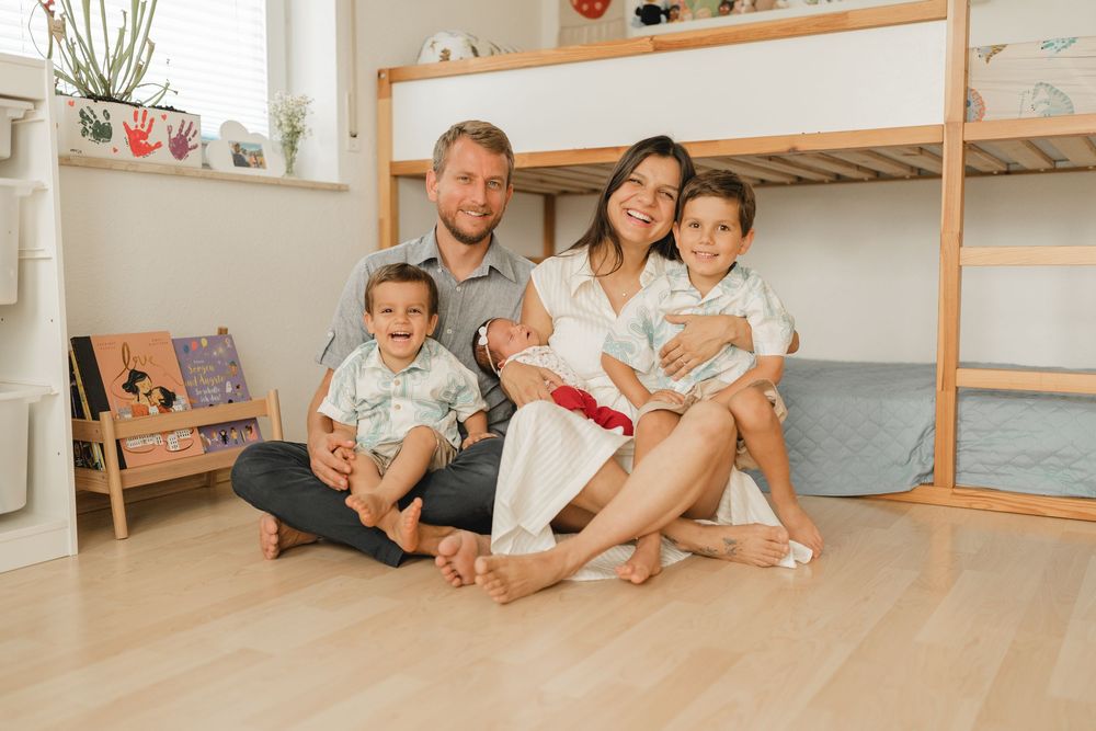 Familie mit zwei Brüdern und ihrem neugeborenen Schwester - Liebevolle Babyfotografie im eigenen Zuhause in Biberach von Ramona Maier