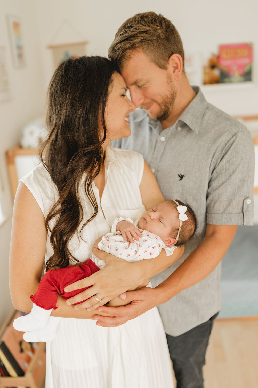 Eltern mit neugeborenen Baby auf dem Arm - Liebevolle Babyfotografie im eigenen Zuhause in Biberach von Ramona Maier