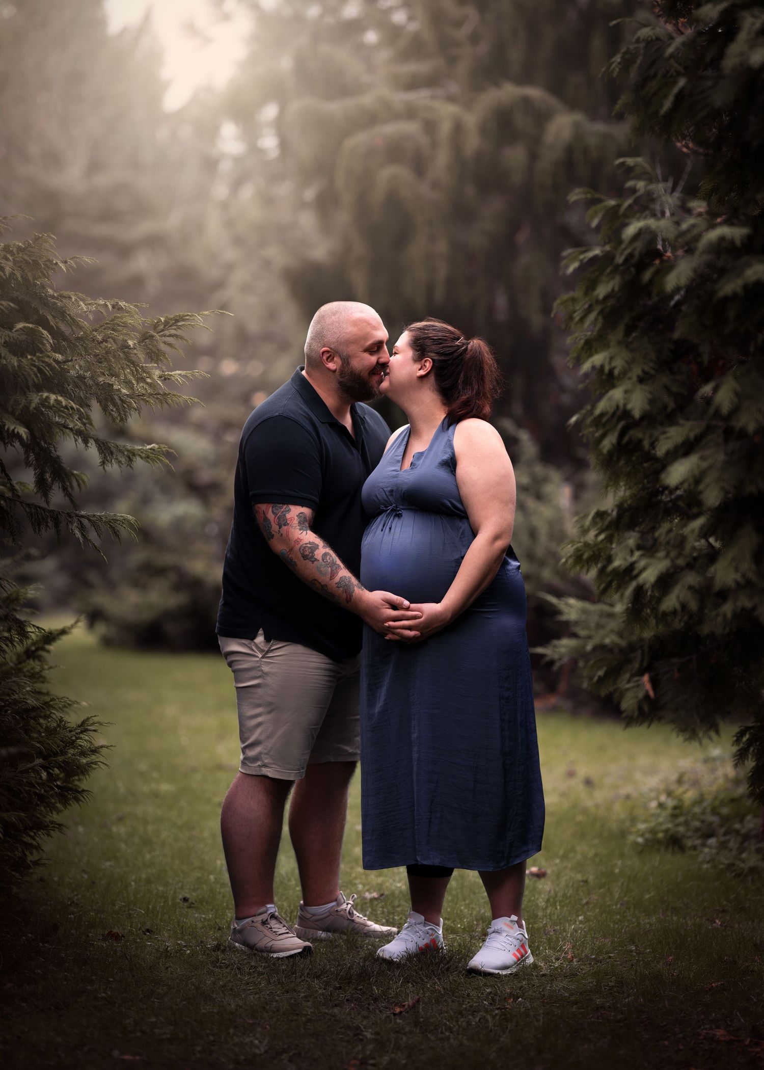 Couple maternity photoshoot in forest
