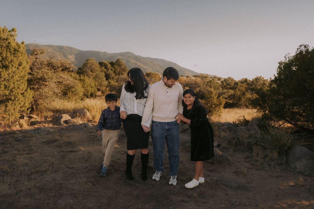 best family photographer in albuquerque. affordable family portraits in abq. albuquerque family photographers. outdoor family photos. abq nm