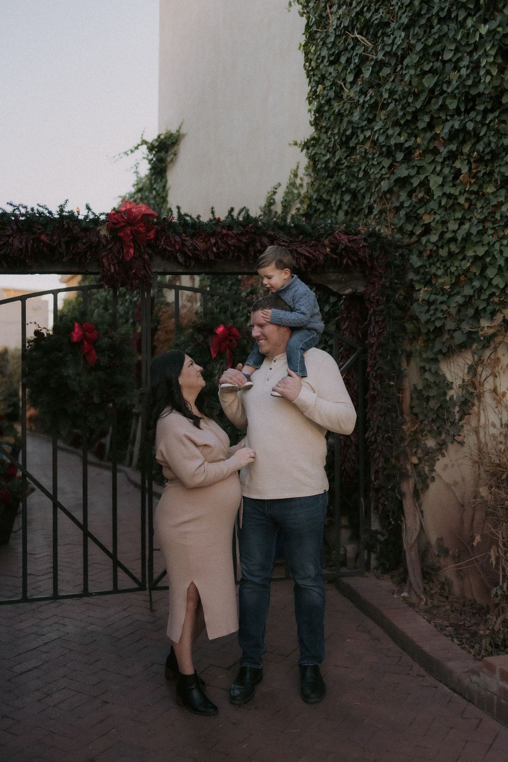Christmas in Old Town Albuquerque New Mexico. best family photographers in albuquerque. New Mexico family portrait photographers. abq family