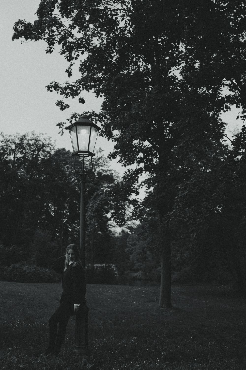 Vintage Portrait Fotoshooting unter Laterne in Dresden Großer Garten