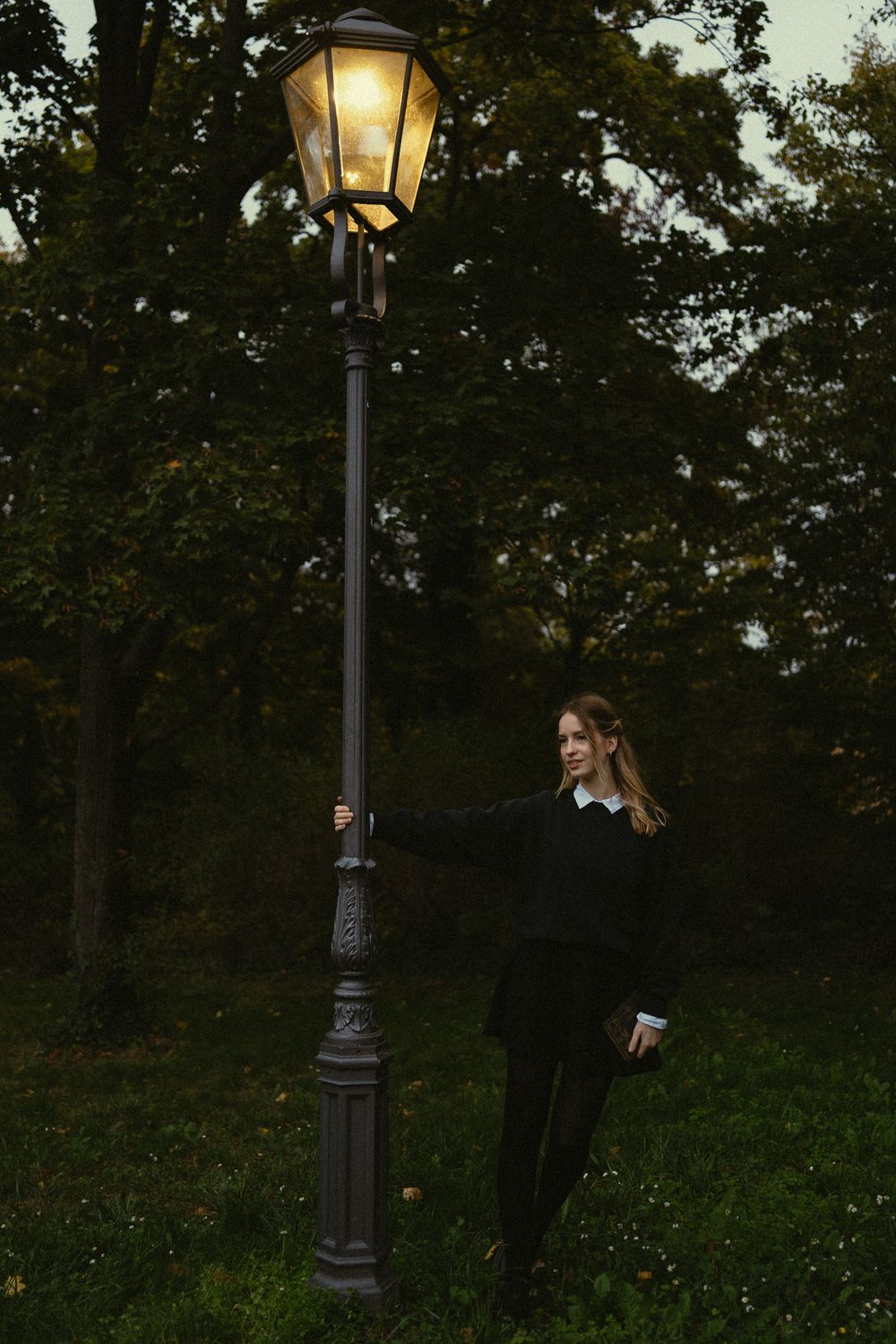 Vintage Fotoshooting mit Frau unter leuchtenden Laterne im Park mit Buch bei Nacht - Portrait im Großen Garten in Dresden