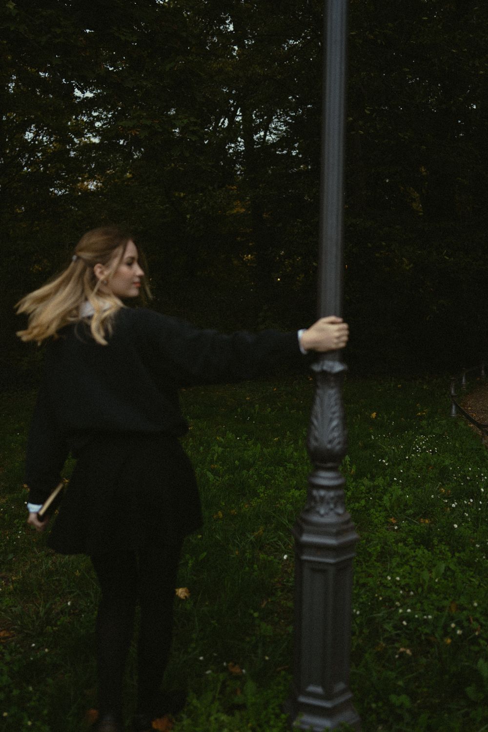 Romantische Drehbewegung einer Frau um eine Laterne mit Buch in der Hand - Vintage Portrait Fotoshooting zur Blauen Stunde in Dresden