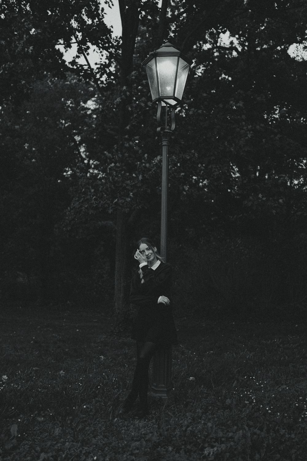 Vintage Stimmung zur Blauen Stunde im Großen Garten Dresden - Portrait einer Frau mit Buch in der Hand und durch die Haare fassend