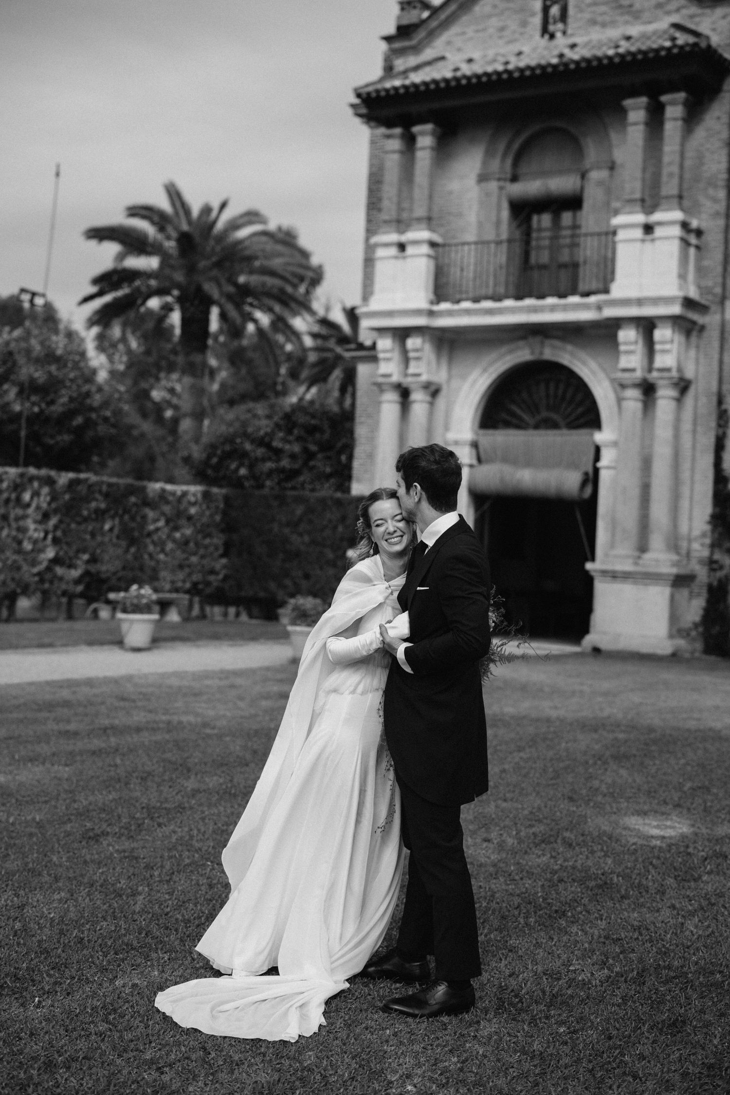 Novios bailando en su boda