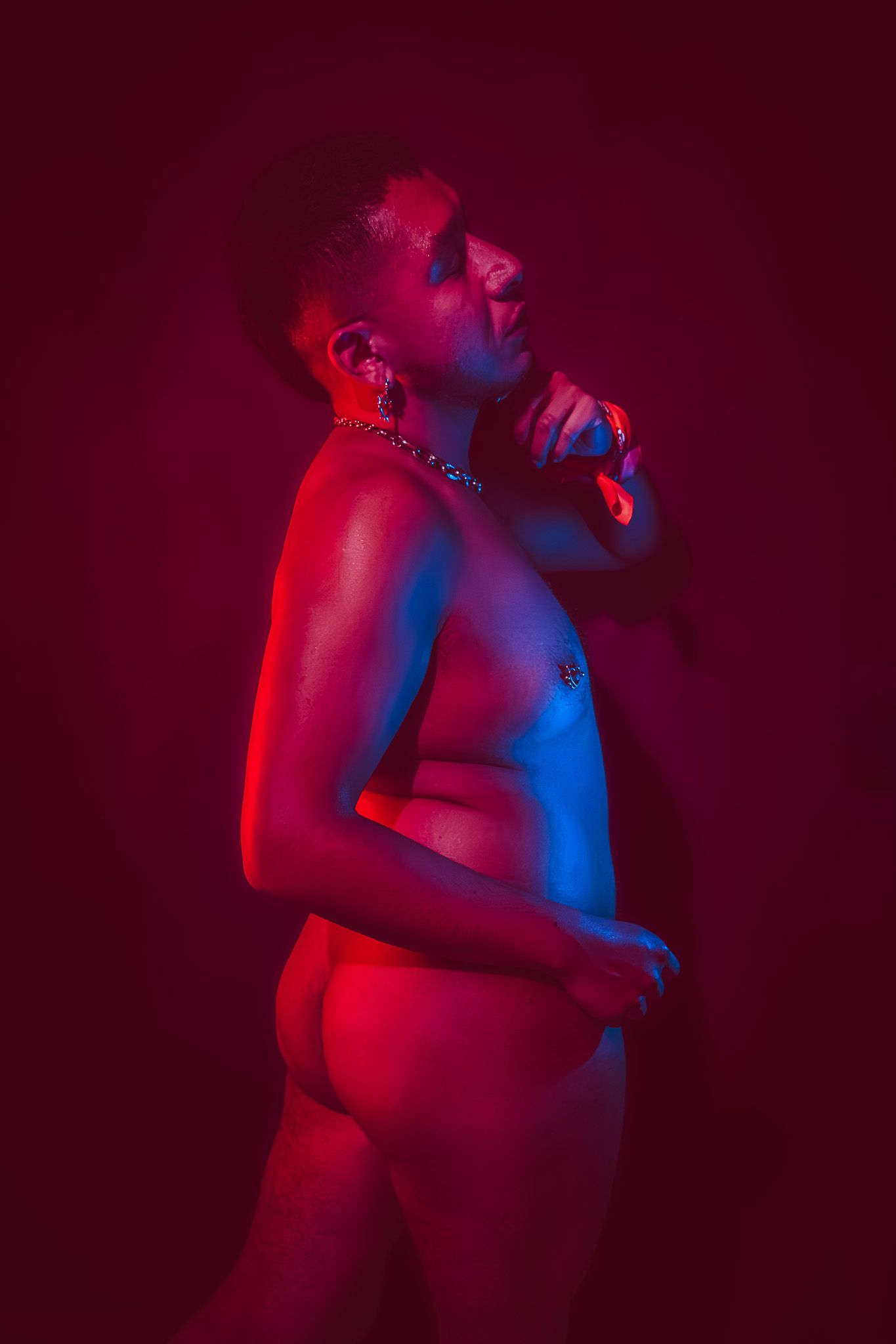Retrato íntimo artístico de hombre queer en estudio con iluminación artística por Photo Iconiq