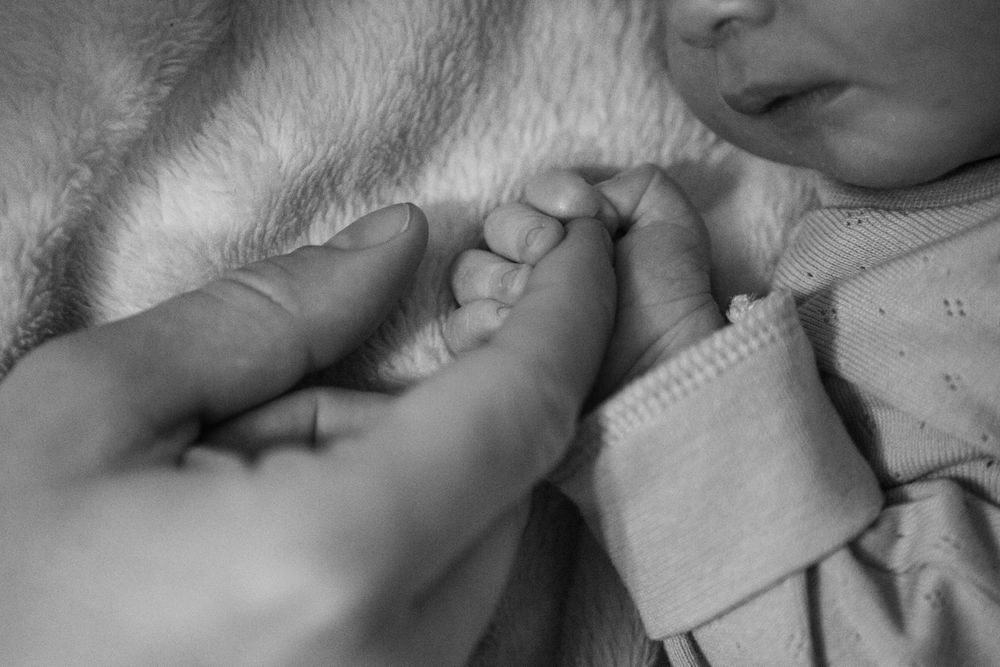 Újszülött fotózás – apró kezek és első mosolyok, természetes, meghitt stílusban.