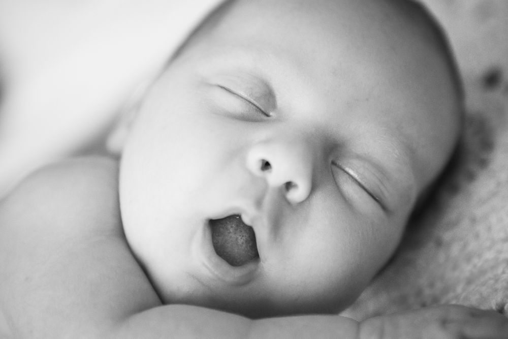 Újszülött fotózás – nyugodt pillanatok, baba első napjai, időtálló képek.