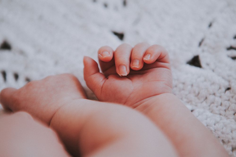 Újszülött fotózás – apró kezek és első mosolyok, természetes, meghitt stílusban.