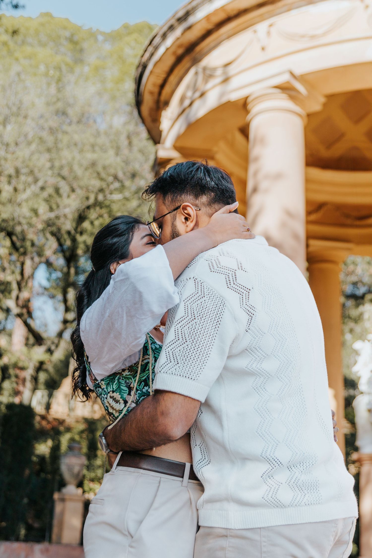Relaxed couples photoshoot in a private Barcelona garden