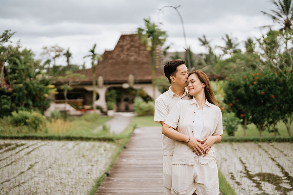 Bali couple photoshoot with ricefield and waterfall background
