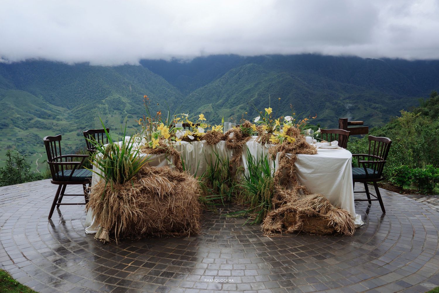 Wedding details – wildflower and rice stalk arrangement at Sapa elopement by Kha Team