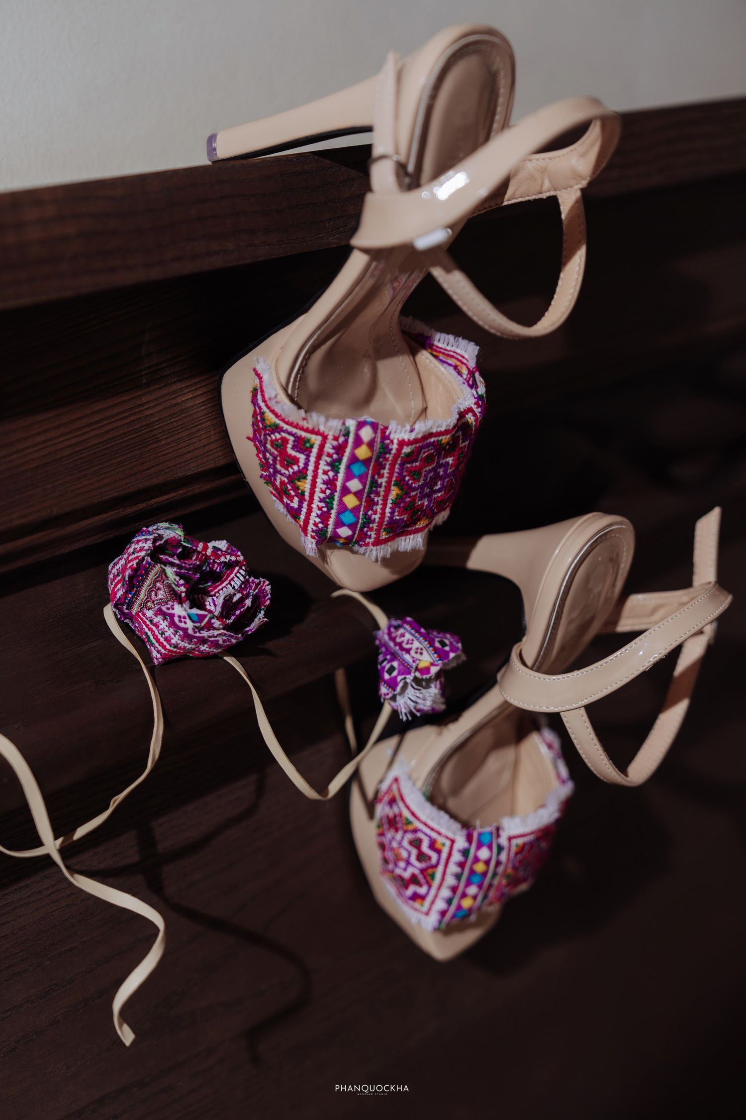 Wedding details – wildflower and rice stalk arrangement at Sapa elopement by Kha Team