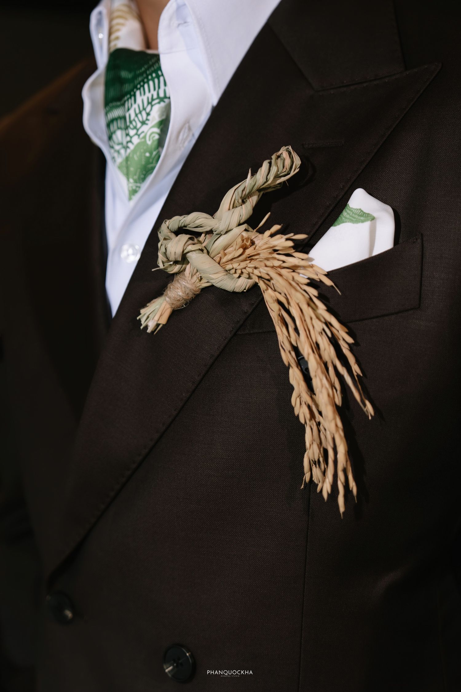 Wedding details – wildflower and rice stalk arrangement at Sapa elopement by Kha Team