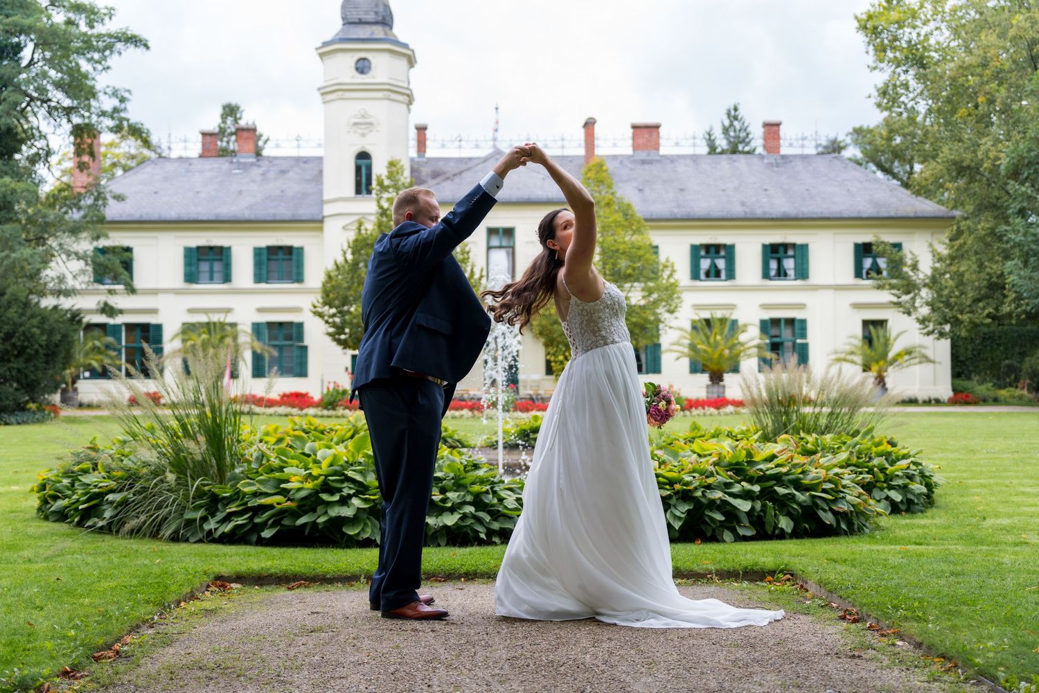 Verliebtes Paar beim Fotoshooting im Gutshof Britz Berlin