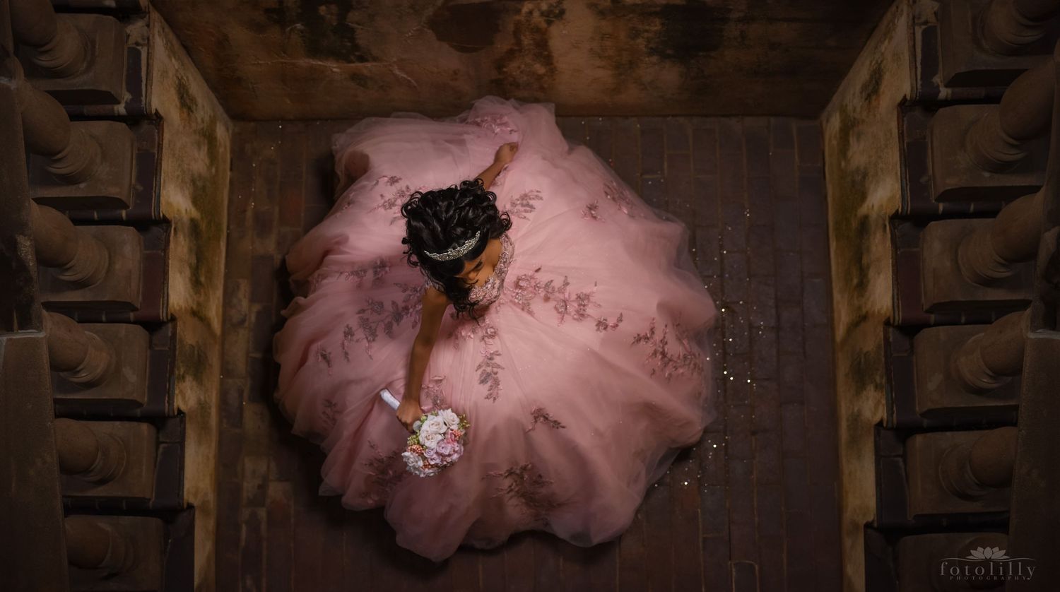 Fotografía profesional Save the Date de quinceañera en Dallas–Fort Worth sin restricciones de vestuario