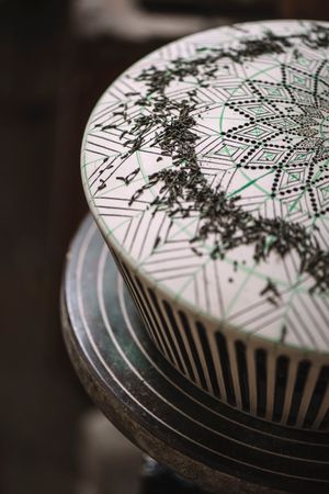 Foto ravvicinata di un piatto decorativo in porcellana con motivi geometrici.
