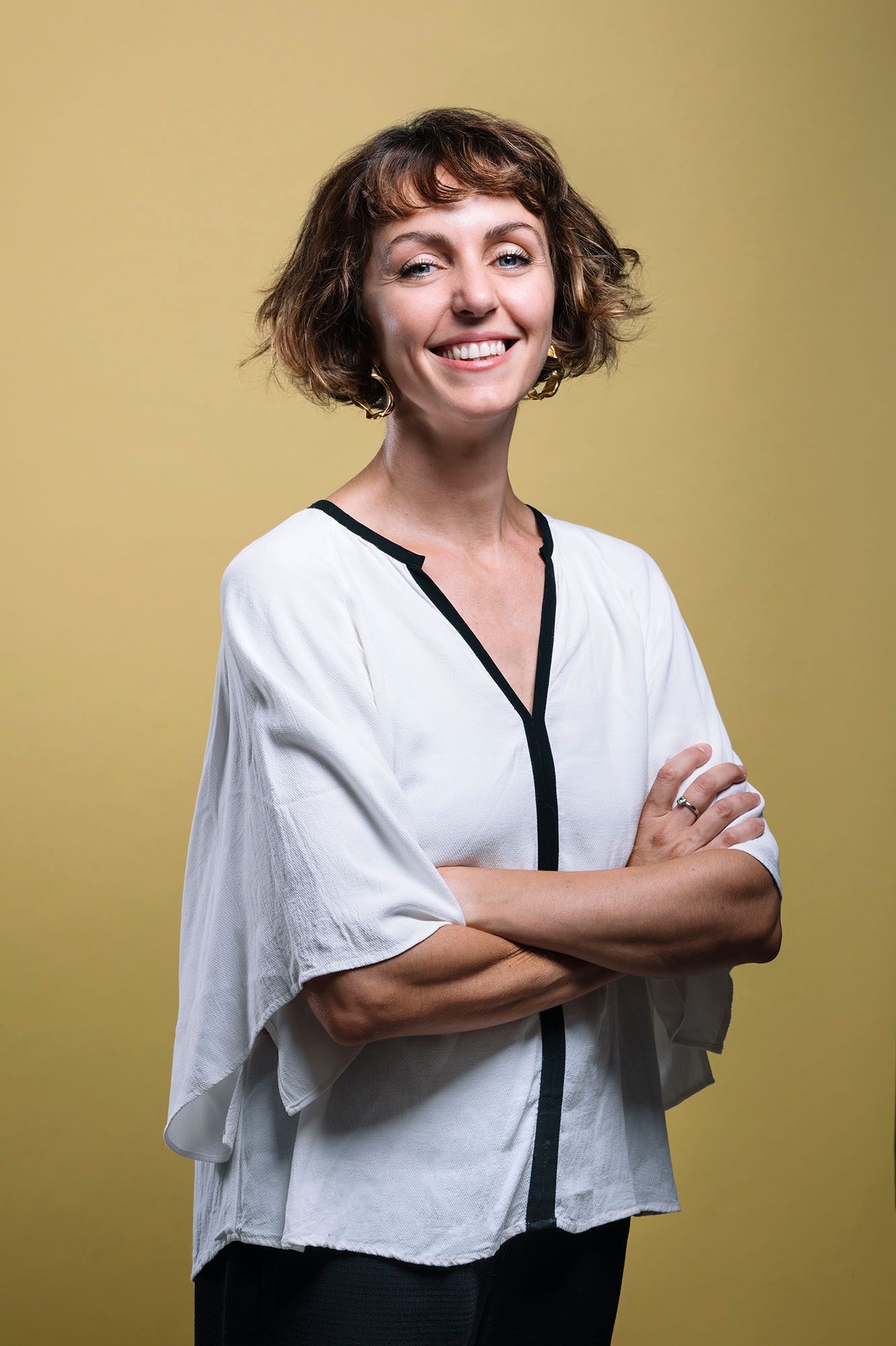 Ritratto professionale su uno sfondo color oro.