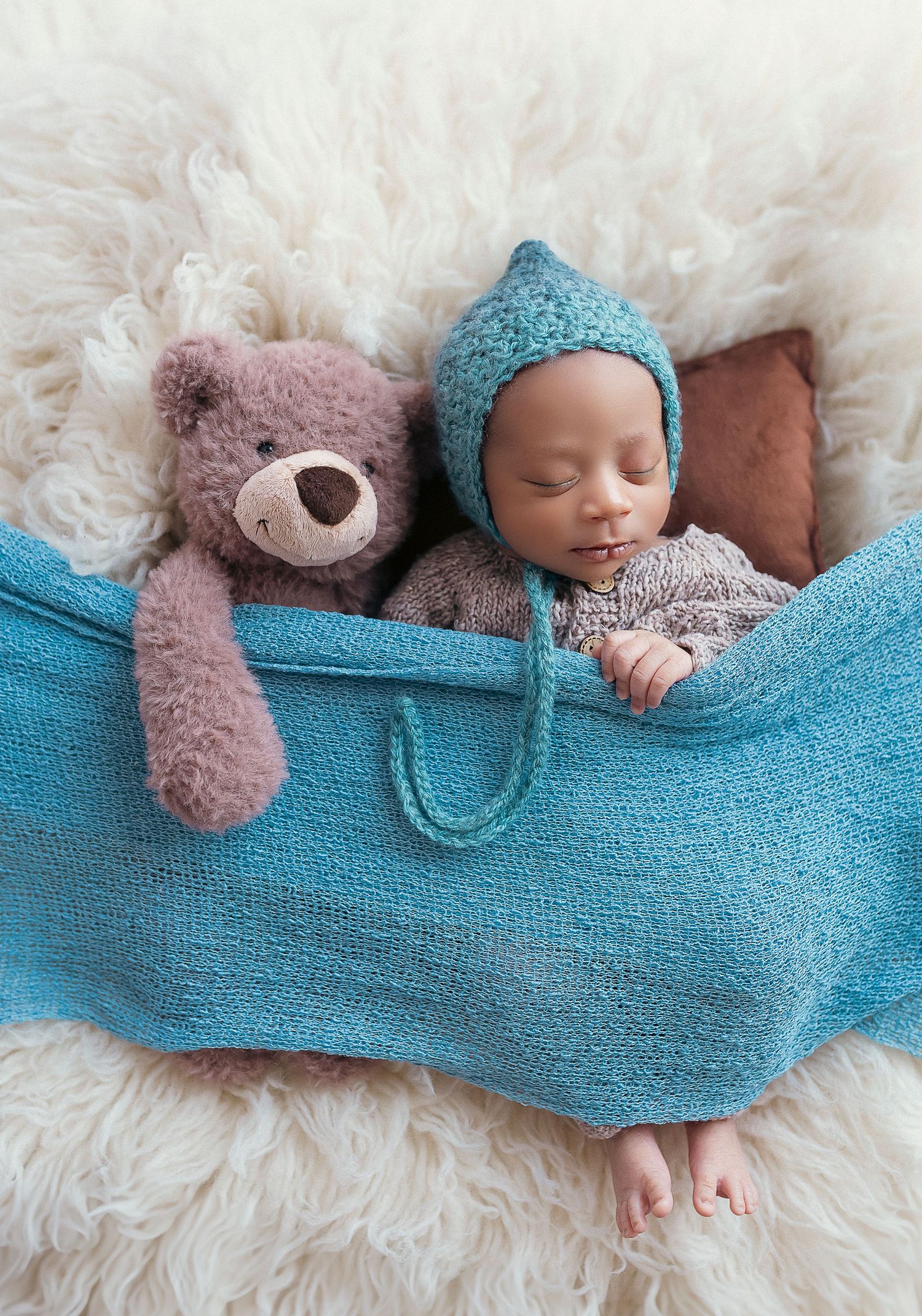 bebe durmiendo con osito de peluche con elementos en azul y marron Fotografa de bebes