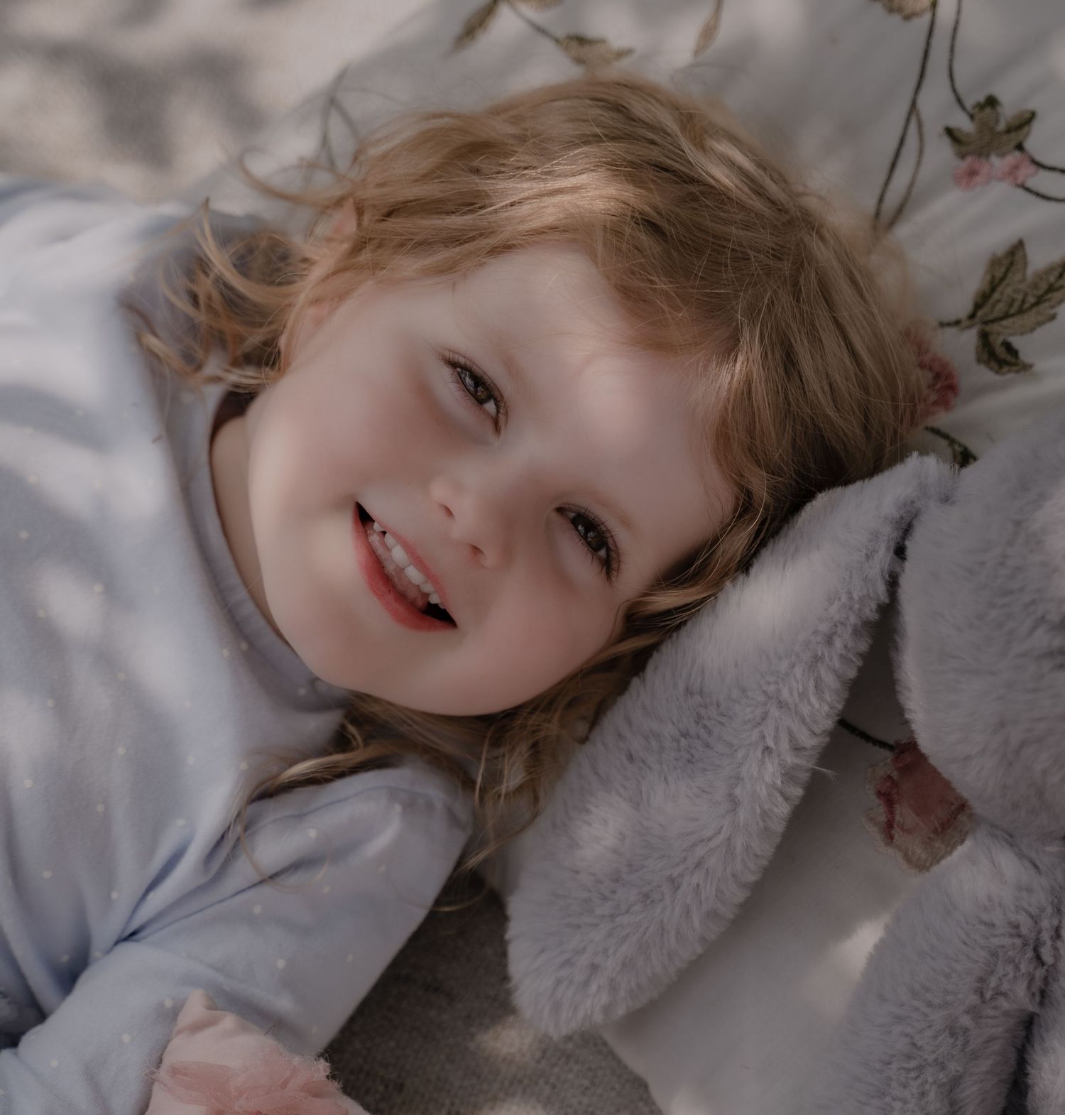 family-photographer-east-midlands-sibling-laughs.jpg
