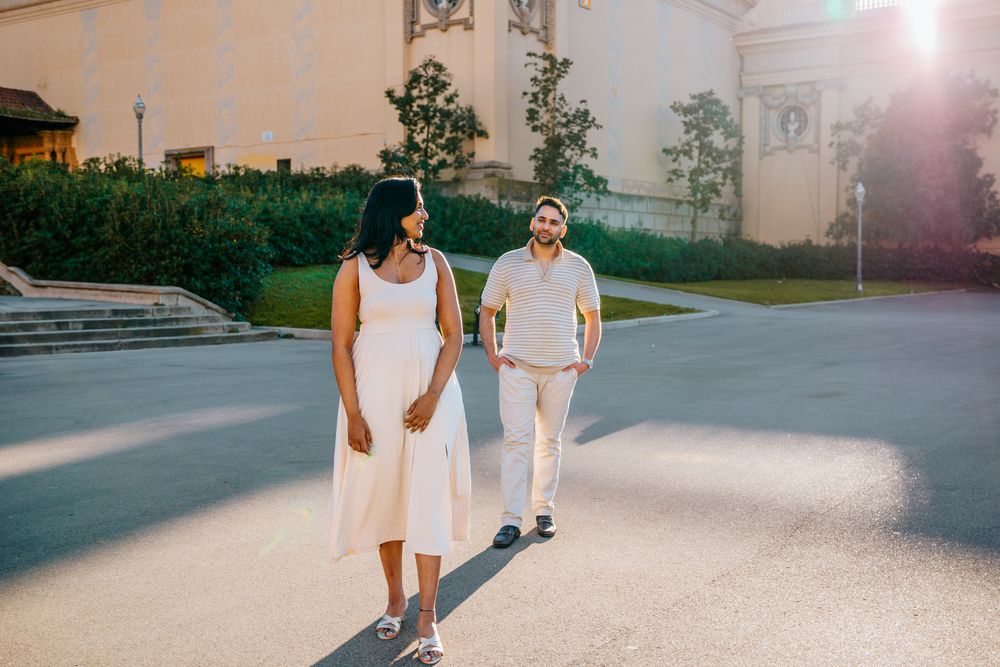 Couple laughing by Montjuïc fountain