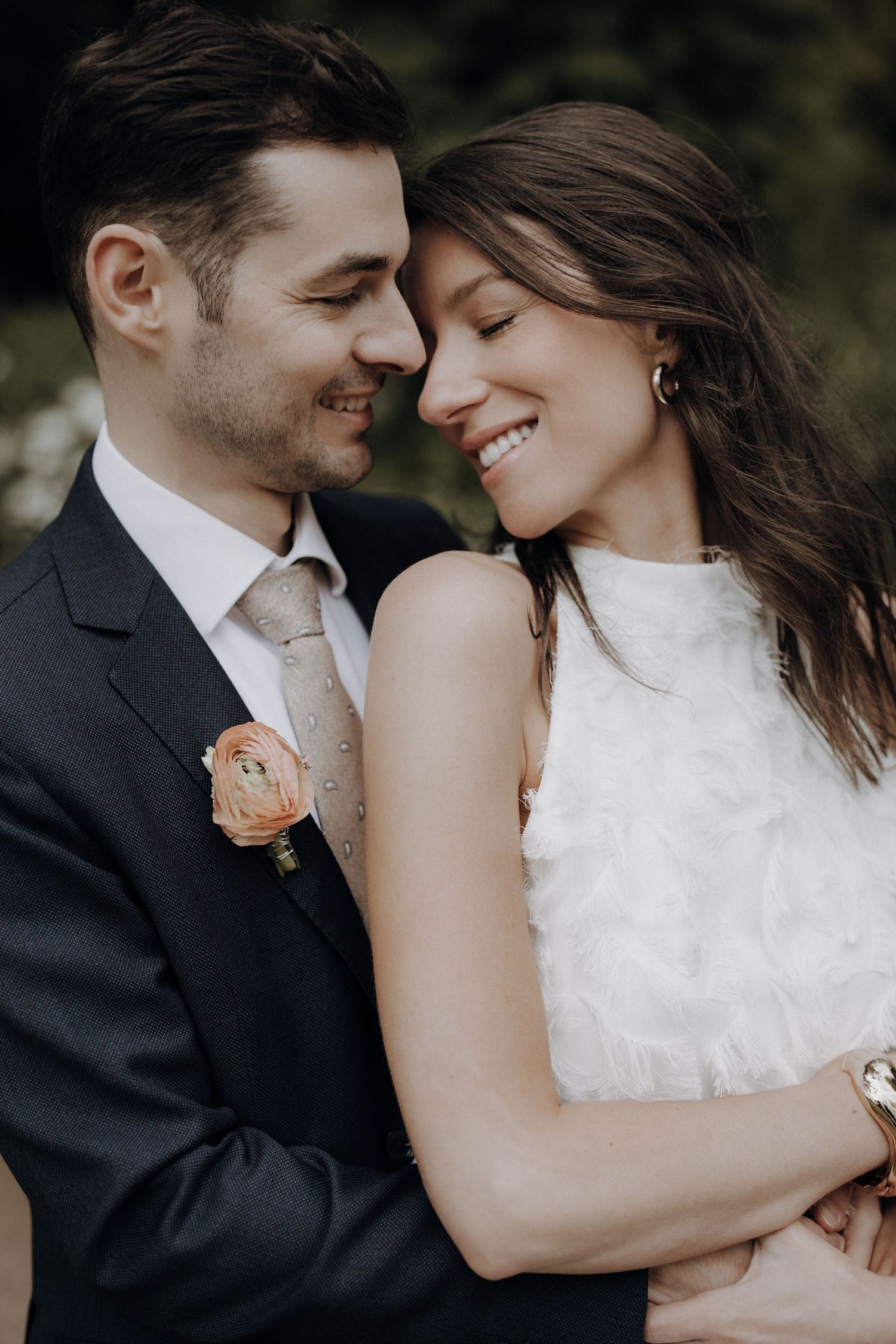 Künstlerische Hochzeitsfotografie einer standesamtlichen Trauung in Düsseldorf - fotografiert von Lara Ingenbleek.
