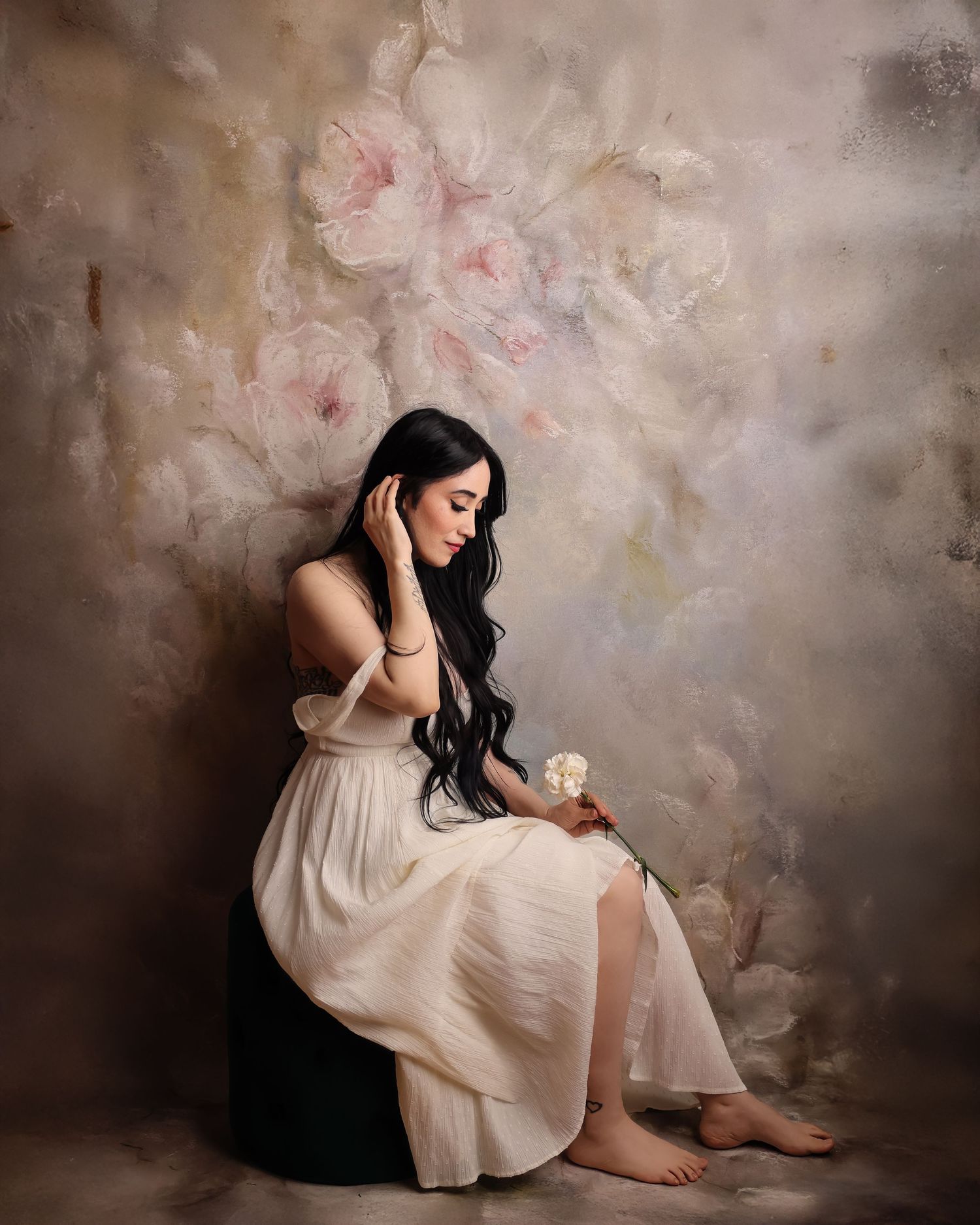Portland Newborn and maternity Latina bilingual photographer sitting in studio photoshoot in beaverton Oregon