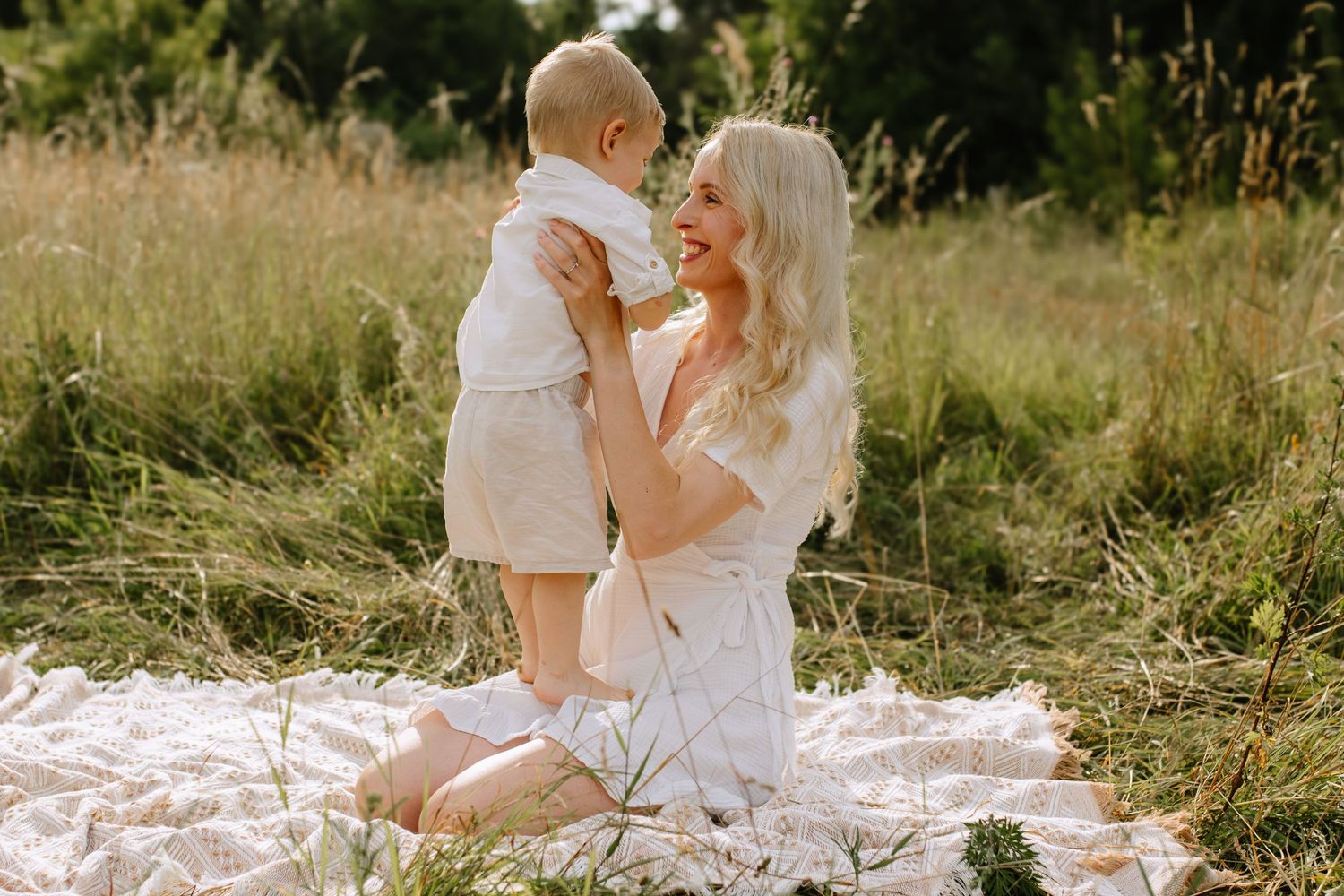 Lifestyle momentka – maminka zvedá své dítě