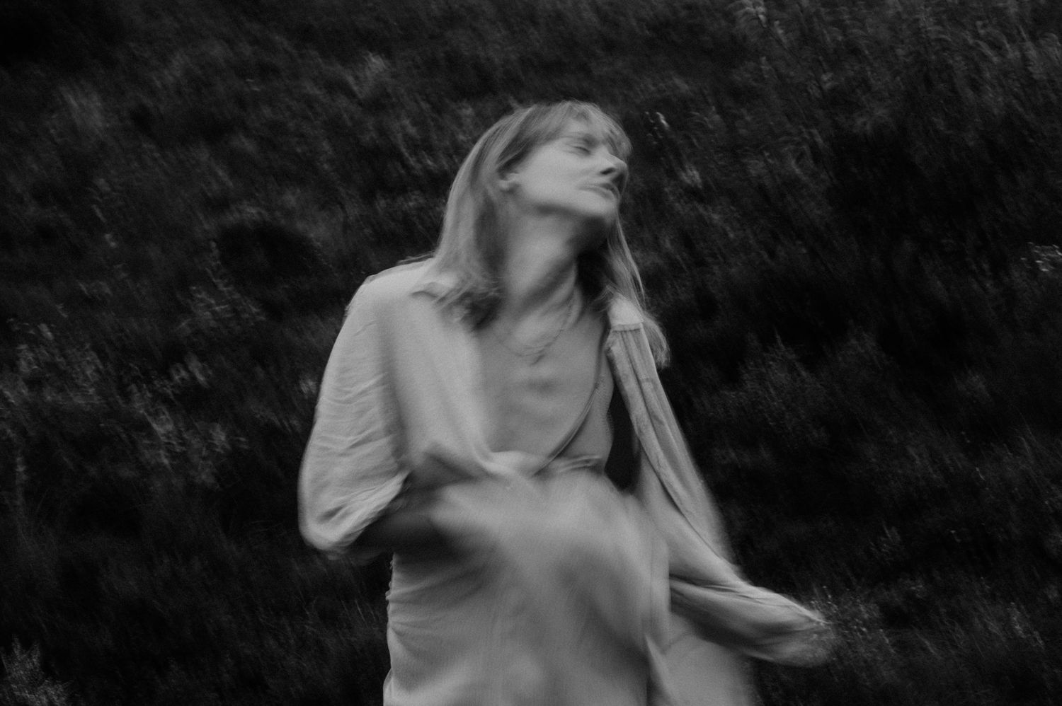 Poetycki portret kobiety, sesja kobieca na wrzosowisku, czarno-biała fotografia, analogowy styl zdjęć Lublin.