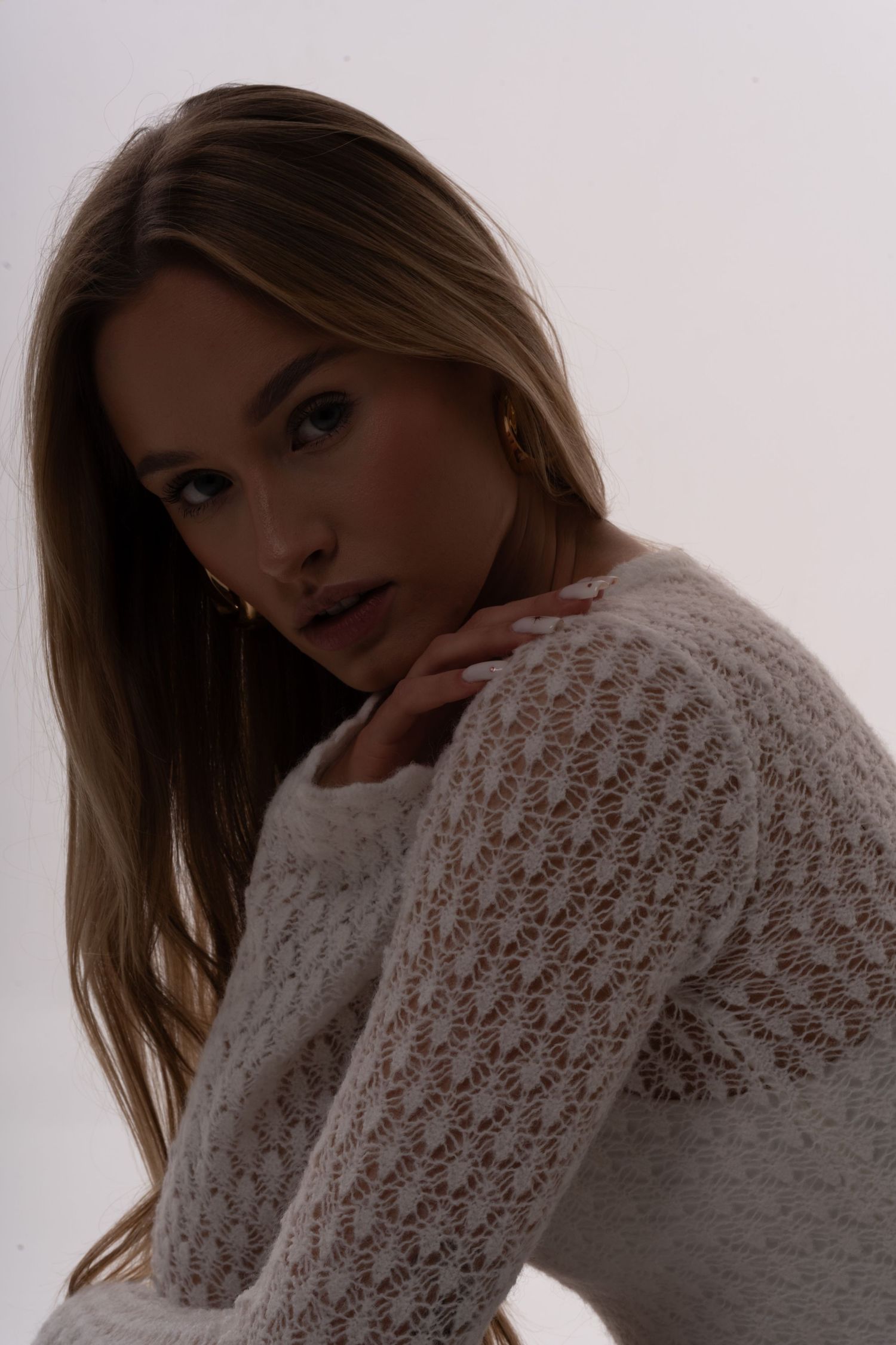 Piękna i szczęśliwa blondynka. Seksowna sesja w studio na social media. Wizerunek profesjonalistki.