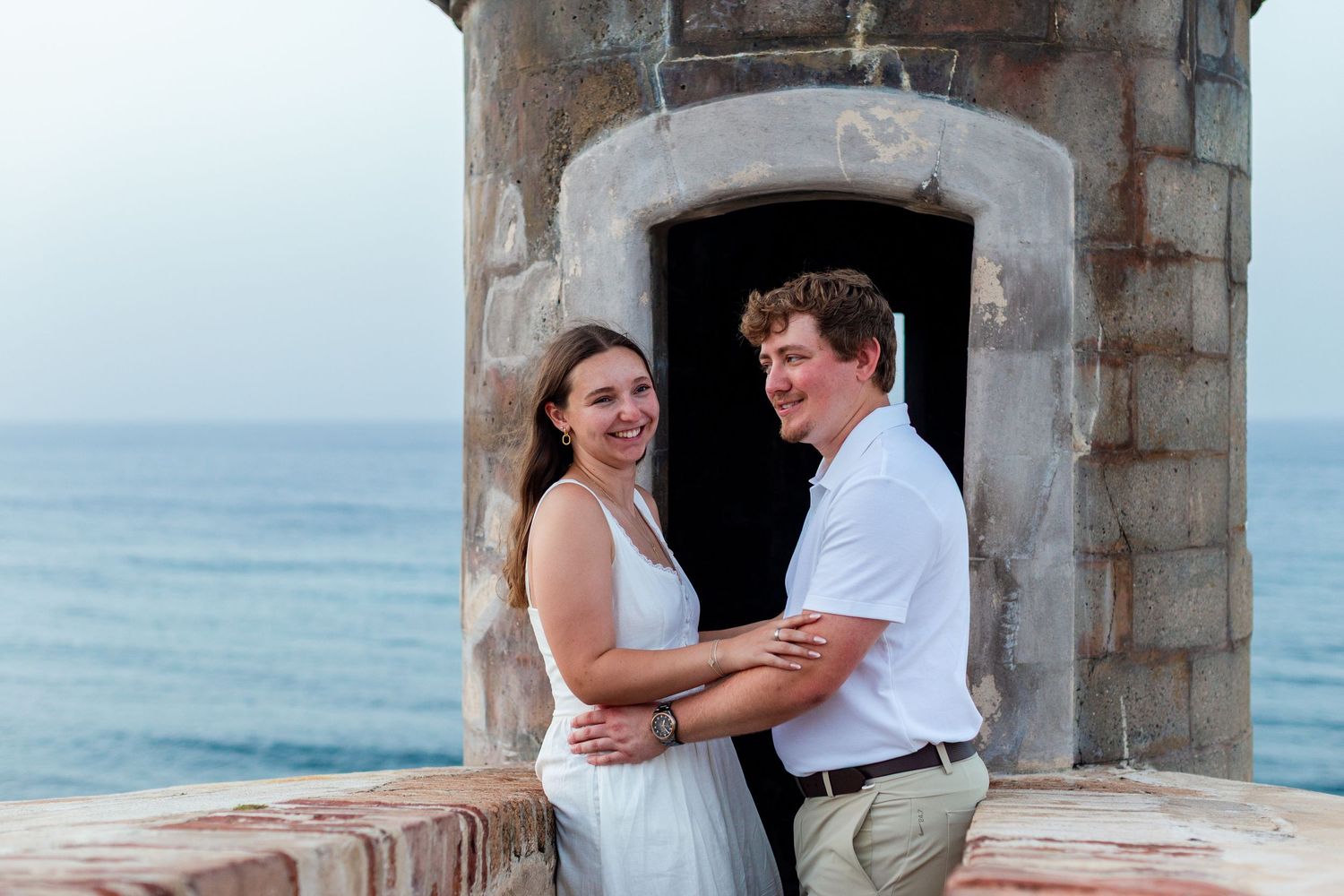 Couples portrait at a garita in the fort walls. Engagement photo session in Old San Juan, Puerto Rico.