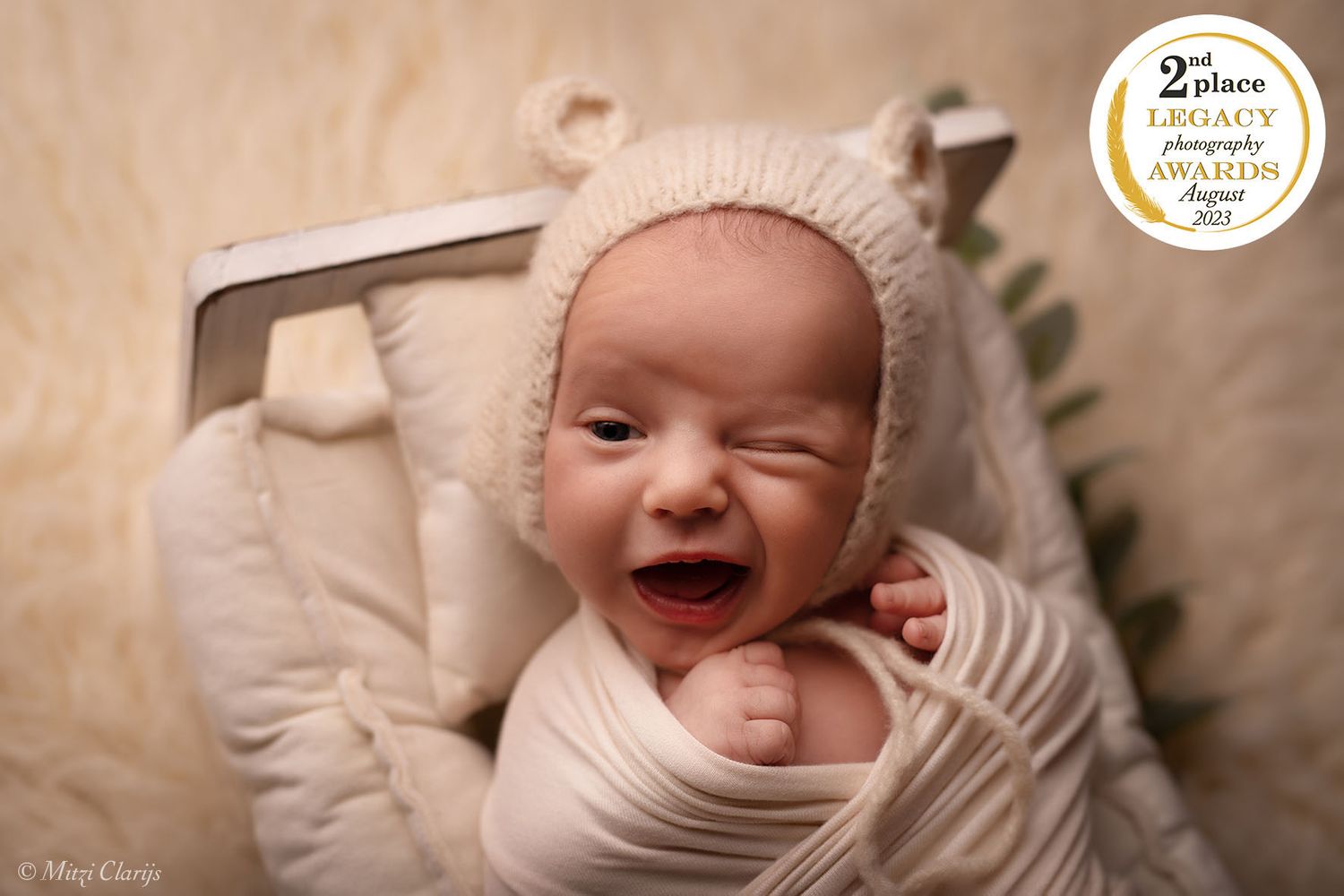 Award winnende foto internationale wedstrijd van pasgeboren baby tijdens newbornshoot in studio in Goes, Zeeland