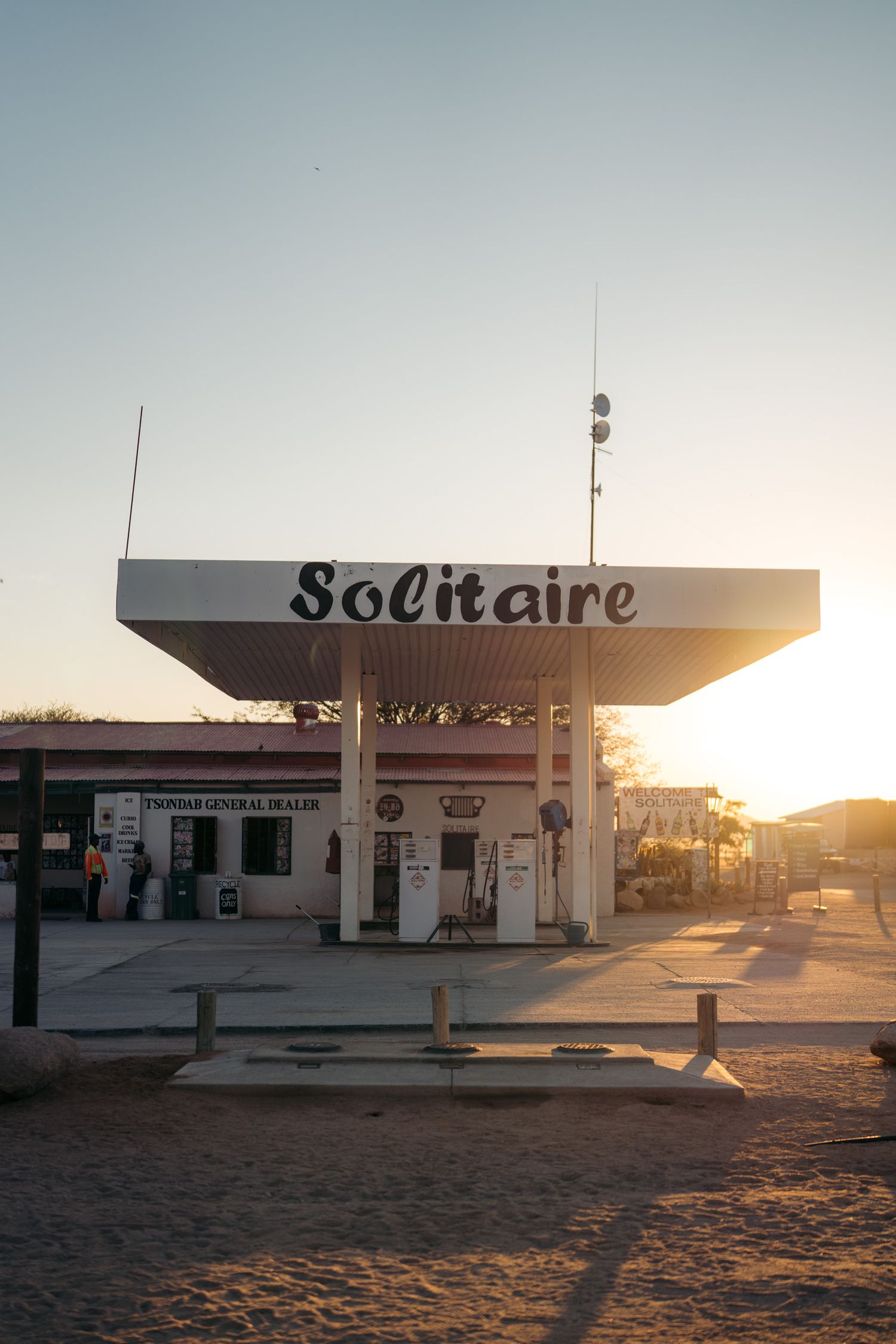 stattion essence solitaire namibie au coucher du soleil