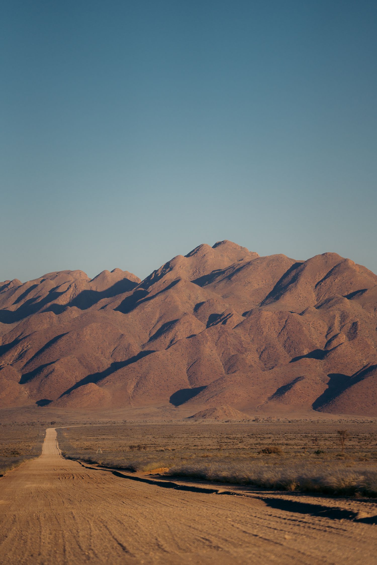 piste namibie avec montagne lunaires en arrière-plan