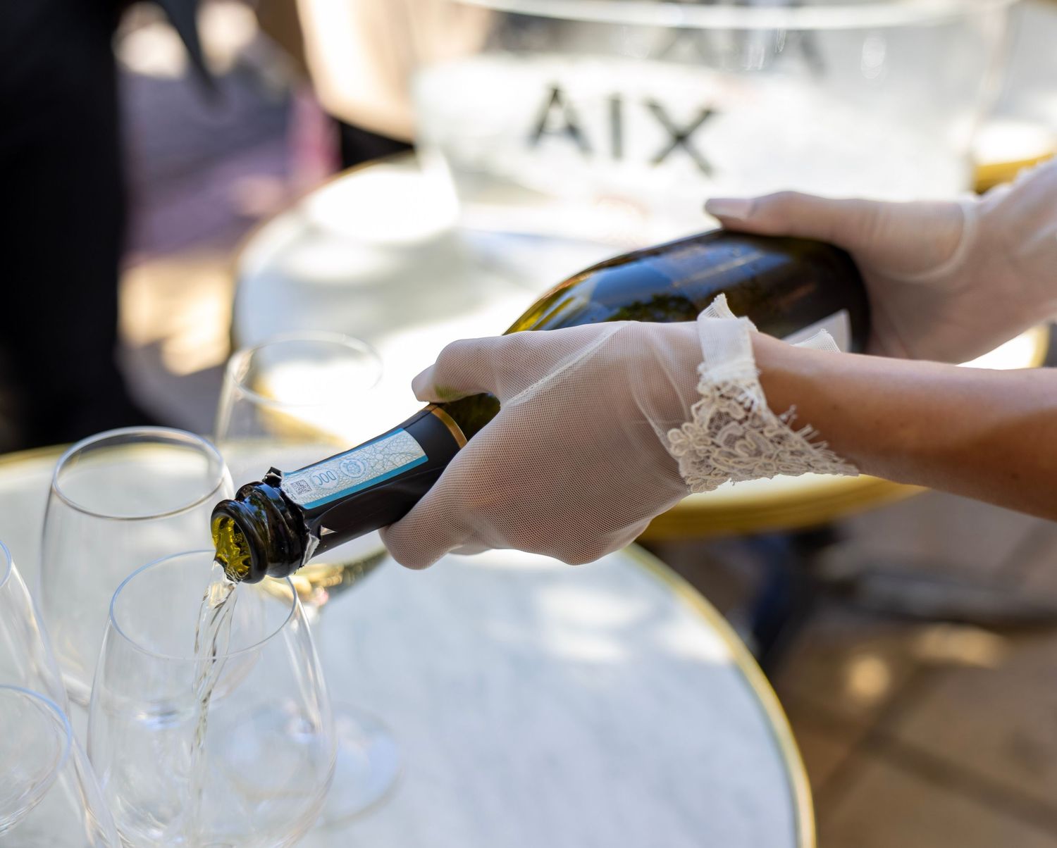Service du champagne lors d’une réception de mariage à Aix-en-Provence
