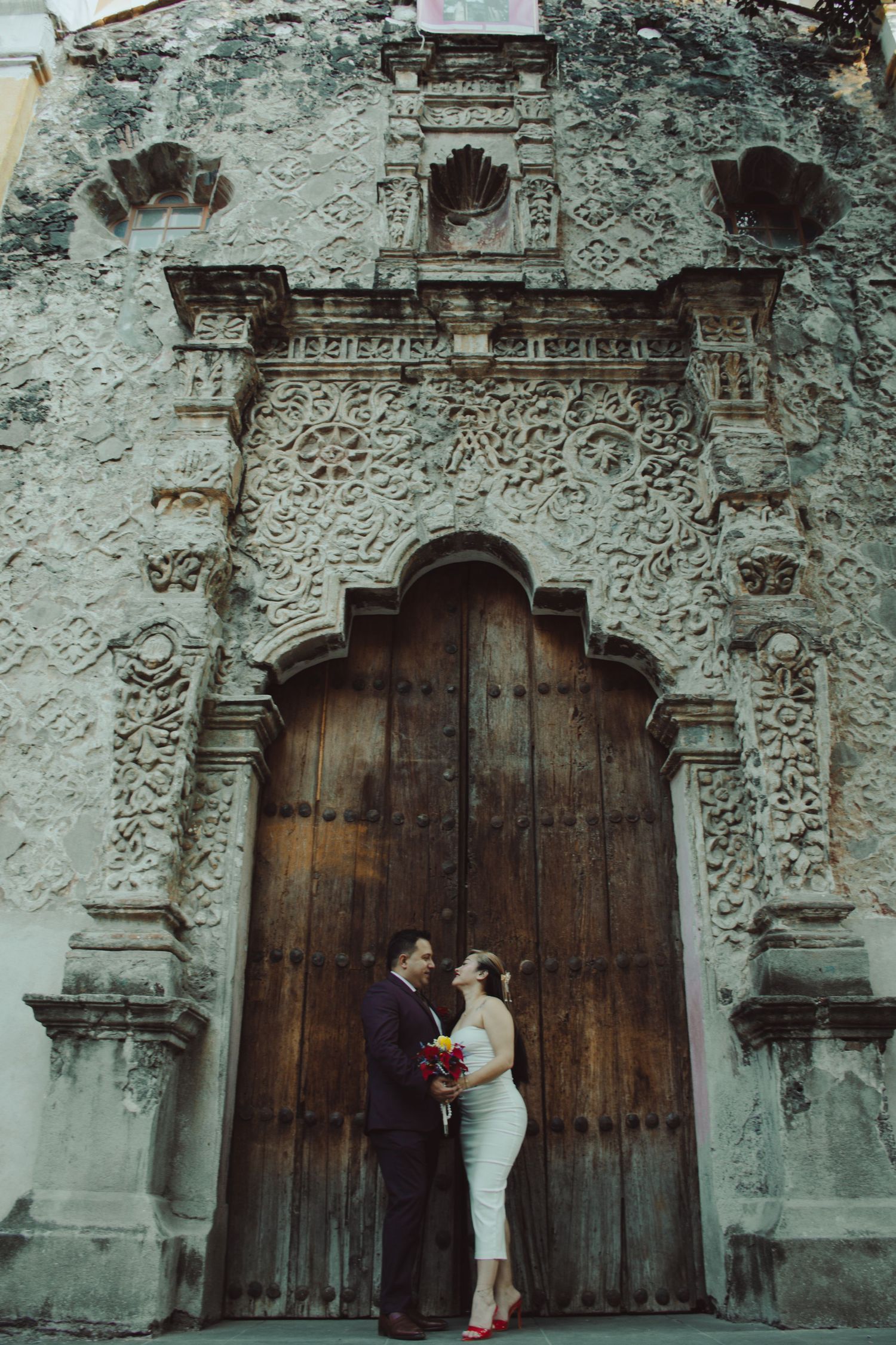 Fotografía editorial de bodas y retrato de pareja en locaciones coloniales de Coyoacán.