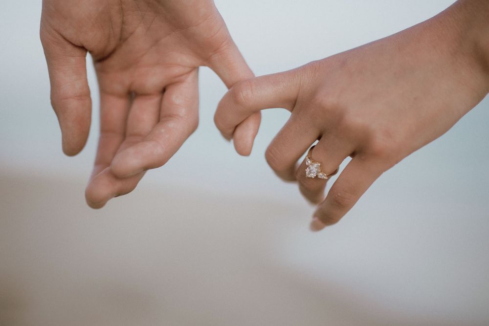 Two hands demonstrating a step-by-step finger-counting sequence on a light background.