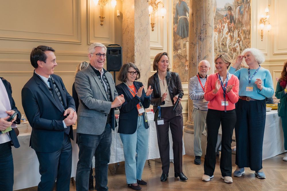 Photo d'équipe pendant un reportage d'évènement