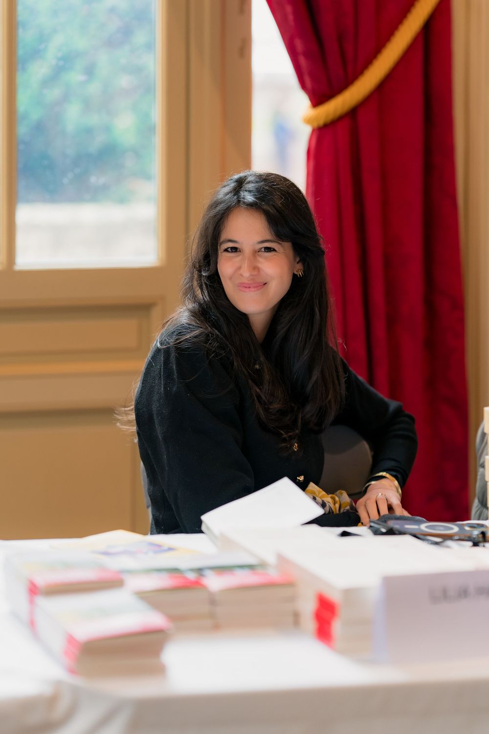 Portrait d'une auteure souriante
