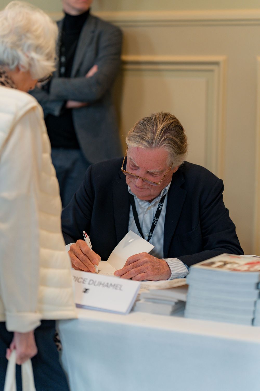 Personnes qui dédicace un livre